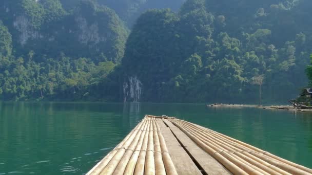Balsas Bambu Lago Cheow Lan Parque Nacional Khao Sok Tailândia — Vídeo de Stock