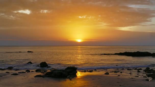 热带海滩上美丽的日落 — 图库视频影像