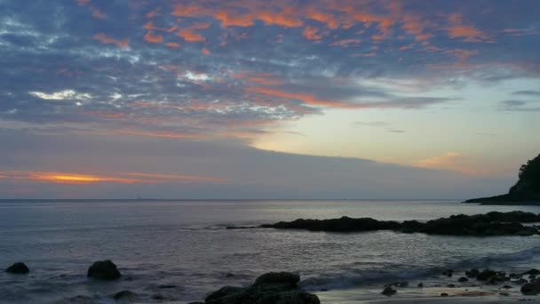 熱帯のビーチで夕日と美しい風景 — ストック動画