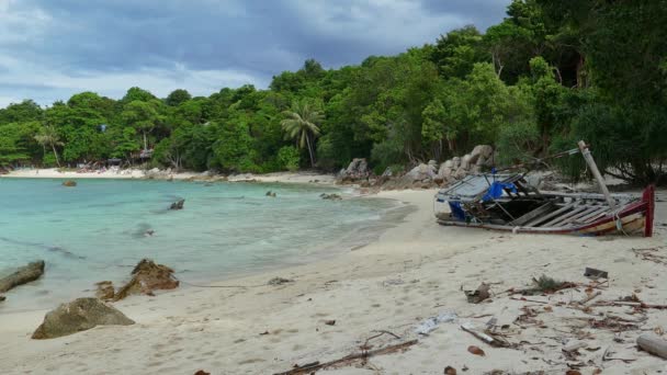 Пейзаж Старой Лодкой Пляже Остров Липе Таиланд — стоковое видео
