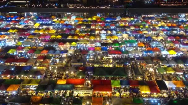 位于泰国曼谷腊察达Talad Rod Fai夜市的色彩斑斓的帐篷零售店 设有夜灯 视野开阔 时间4K — 图库视频影像