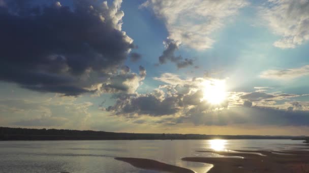 Vackert Landskap Med Solnedgång Över Floden — Stockvideo