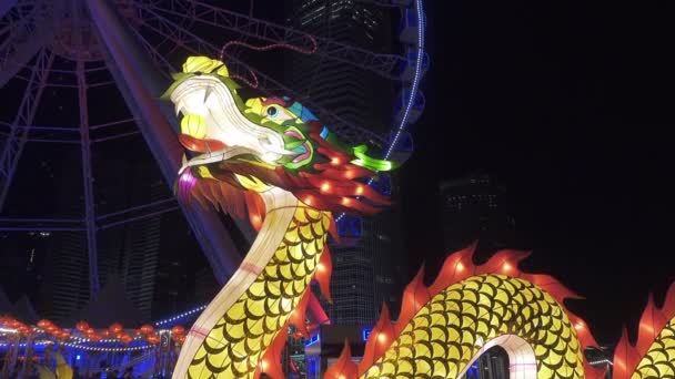 Duży Podświetlany Chiński Smok Figurka Świąteczny Diabelski Młyn Hong Kongu — Wideo stockowe