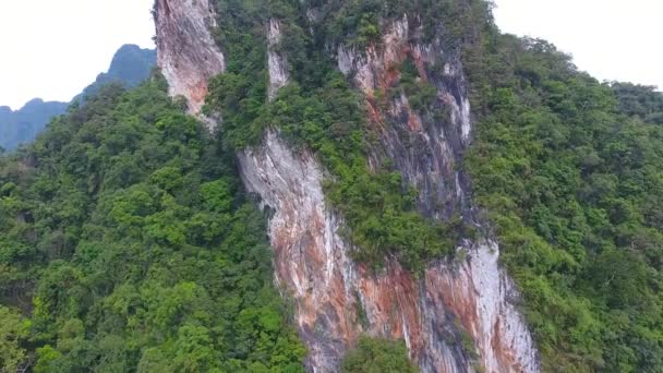 Vista Aérea Las Montañas Del Parque Nacional Khao Sok Tailandia — Vídeo de stock