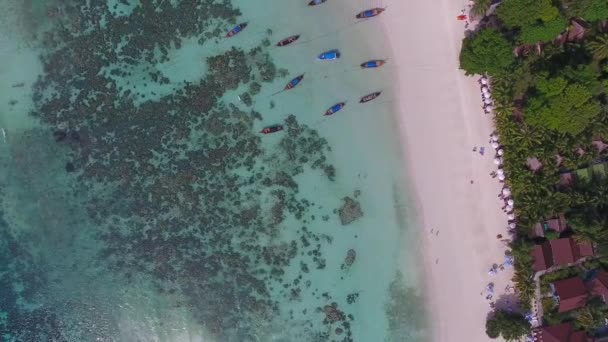 タイのビーチや海と美しい自然景観の飛行ドローンからのトップビューの航空ビデオ — ストック動画