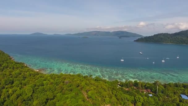アンダマン海 4Kの熱帯コ リペ島の空中パノラマビュー — ストック動画