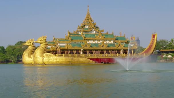 Floating Barge Karaweik Yangon Μιανμάρ Βιρμανία — Αρχείο Βίντεο