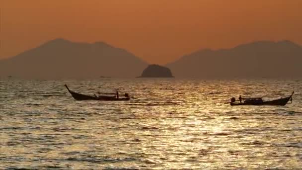 日落时长尾船在海里 — 图库视频影像