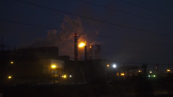 Emissies Van Schoorstenen Van Fabriek Nachts Vlammen Giftige Dampen Vervuilen — Stockvideo