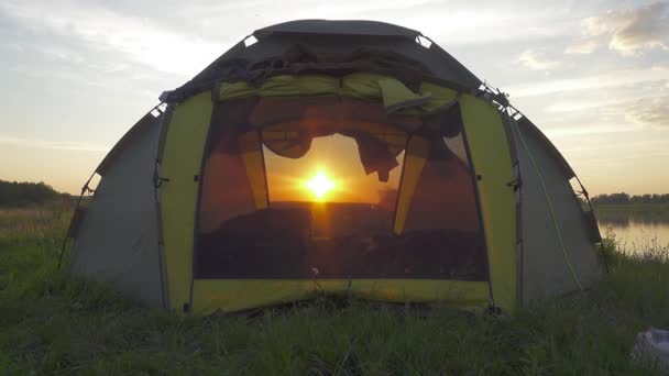 Pôr Sol Brilha Através Barraca Acampamento Margem Rio — Vídeo de Stock