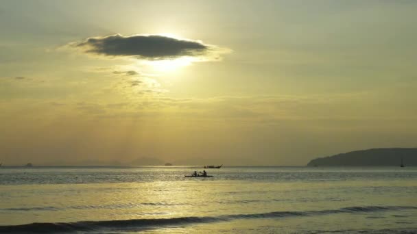 Wunderschöne Landschaft Mit Sonnenuntergang Tropischen Strand Krabi Thailand — Stockvideo