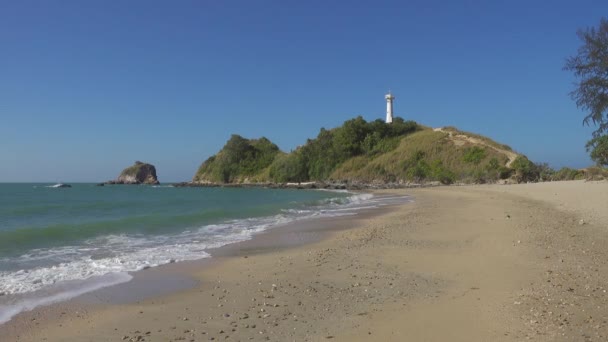 Alter Leuchtturm Und Weißer Sandstrand Auf Der Insel Koh Lanta — Stockvideo