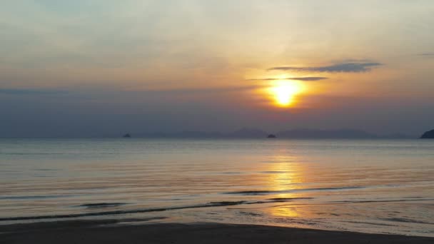 Prachtig Landschap Met Zonsondergang Het Tropische Strand Krabi Thailand — Stockvideo