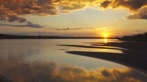 Hermoso Paisaje Con Puesta Sol Sobre Río Zoom Timelapse — Vídeo de stock