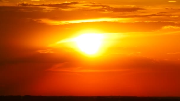 Dramático Nascer Sol Vermelho Céu Escuro Nublado Zoom Timelapse — Vídeo de Stock