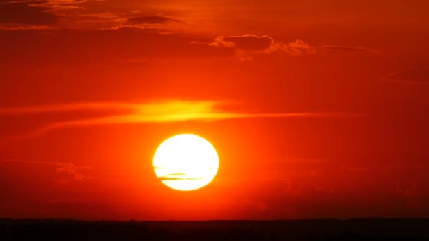 Kara Bulutlu Gökyüzünde Dramatik Kırmızı Gün Doğumu Yakınlaştırma Zamanı — Stok video