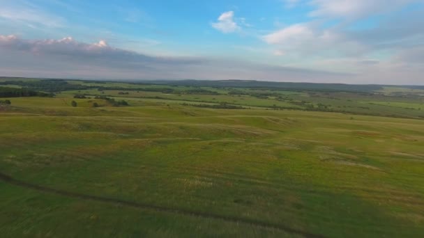 ロシアの日没時に南ウラル山脈の麓の丘を飛ぶ — ストック動画