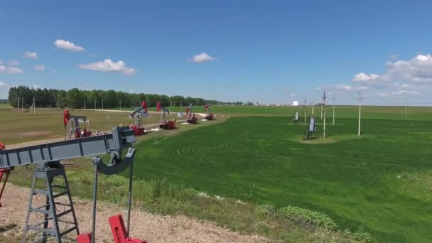 Güneşli Bir Günde Benzin Pompalarının Üzerinde Uçmak — Stok video