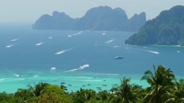 Wiele Jachtów Turystycznych Pobliżu Wyspy Phi Phi Don Timelapse — Wideo stockowe
