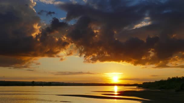 Wunderschöne Landschaft Mit Sonnenuntergang Über Dem Fluss — Stockvideo