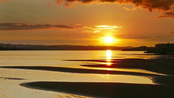 Wunderschöne Landschaft Mit Sonnenuntergang Über Dem Fluss — Stockvideo