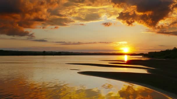 Hermoso Paisaje Con Puesta Sol Sobre Río — Vídeos de Stock