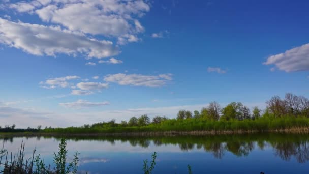 Облака Отражаются Гладкой Воде Озера Время Приближения — стоковое видео