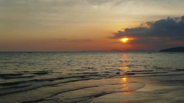 Όμορφο Τοπίο Ηλιοβασίλεμα Στην Τροπική Παραλία Κράμπι Ταϊλάνδη — Αρχείο Βίντεο