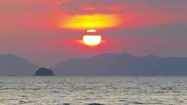 Hermoso Paisaje Con Puesta Sol Sobre Mar Krabi Tailandia Timelapse — Vídeo de stock