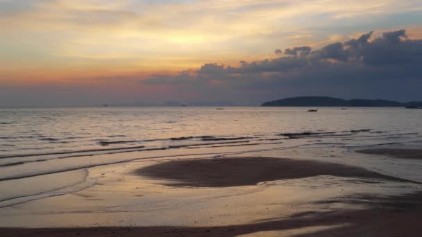 Prachtig Landschap Zonsondergang Het Tropische Strand Krabi Thailand — Stockvideo