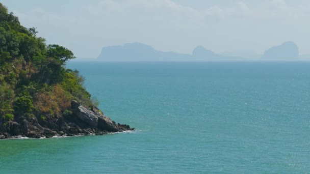 岩の海岸と海の風景 コランタ島 — ストック動画