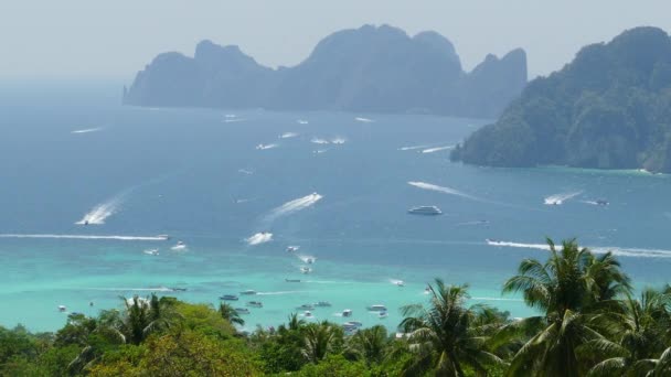 Viele Touristenyachten Der Nähe Der Insel Phi Phi Don — Stockvideo