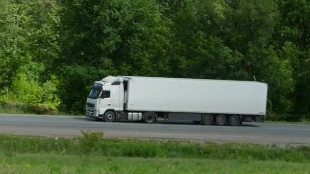 Vrachtwagen Rijden Een Weg — Stockvideo