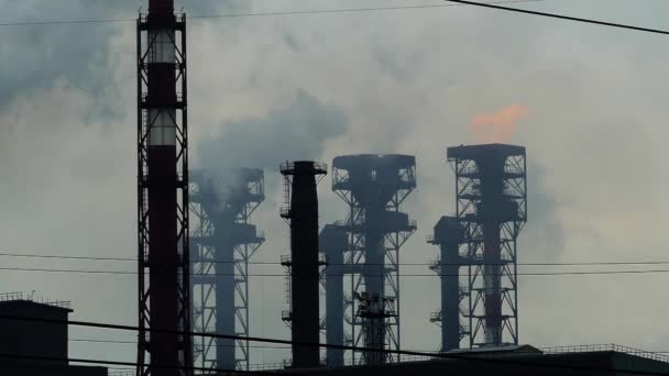 Emisiones Las Chimeneas Planta Llamas Humos Tóxicos Contaminan Medio Ambiente — Vídeo de stock