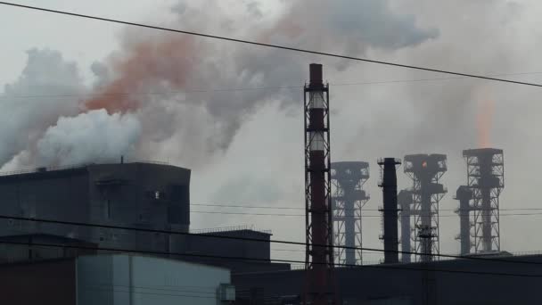 Emisiones Las Chimeneas Planta Llamas Humos Tóxicos Contaminan Medio Ambiente — Vídeo de stock