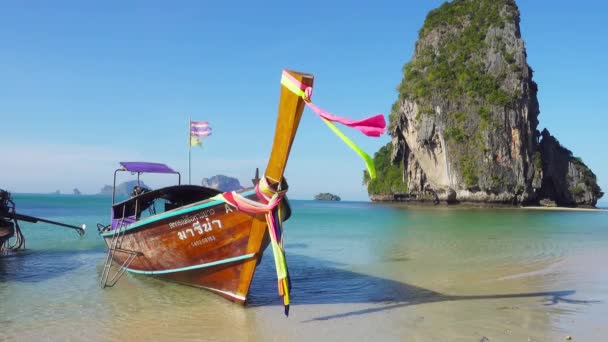 Long Tail Boat Tropical Beach Pranang Beach Rock Krabi Thailand — Stock video