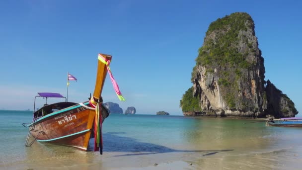 热带海滩 普拉南海滩 和岩石上的长尾船 泰国克拉比 — 图库视频影像