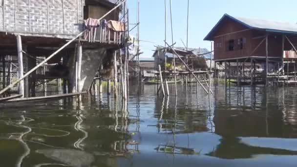 Domy Miejscowości Słynnym Jeziorze Inle — Wideo stockowe