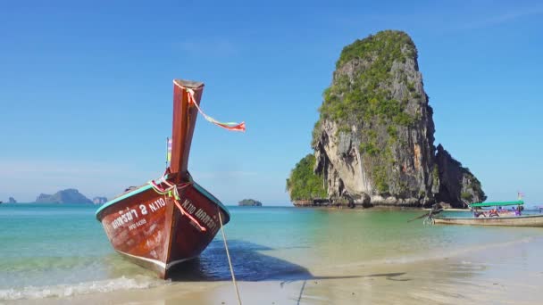 Długi Ogon Łodzi Tropikalnej Plaży Plaża Pranang Skały Krabi Tajlandia — Wideo stockowe