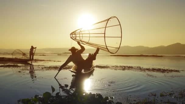 ミャンマー旅行の魅力のランドマーク ミャンマーのInle湖で漁網を持つ伝統的なビルマの漁師は 独特の1本足の漕ぎ方で有名な4K — ストック動画