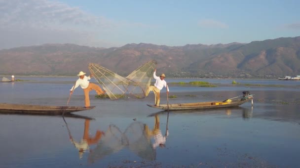 ミャンマー旅行の魅力のランドマーク ミャンマーのInle湖で漁網を持つ伝統的なビルマの漁師は 独特の1本足の漕ぎ方で有名な4K — ストック動画