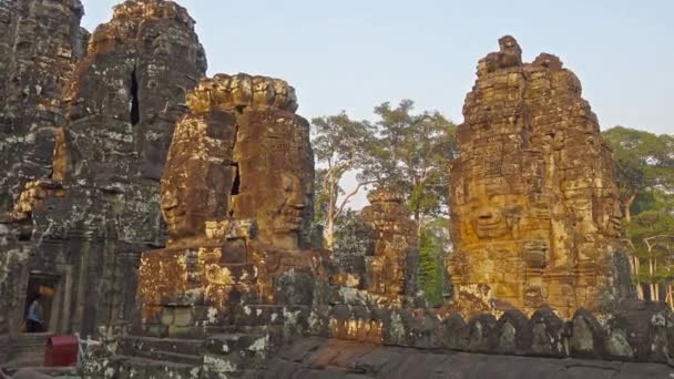 バイヨン寺院の夕日 アンコールワット カンボジア 傾斜ビュー 4Kで巨大な石の顔 — ストック動画