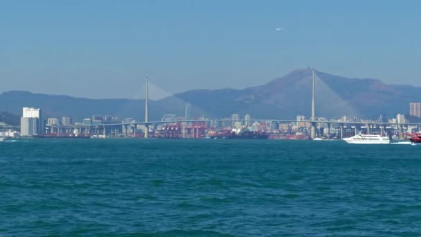 香港港とストーンカッターズ橋 4Kのフェリーボート — ストック動画
