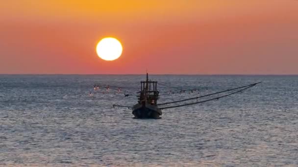 Barco Pesca Mar Contra Telón Fondo Del Sol Poniente — Vídeos de Stock