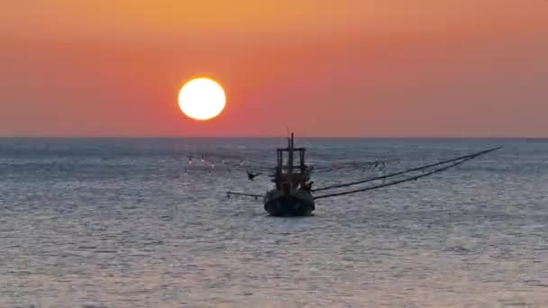 Barco Pesca Mar Contra Telón Fondo Del Sol Poniente Timelapse — Vídeos de Stock