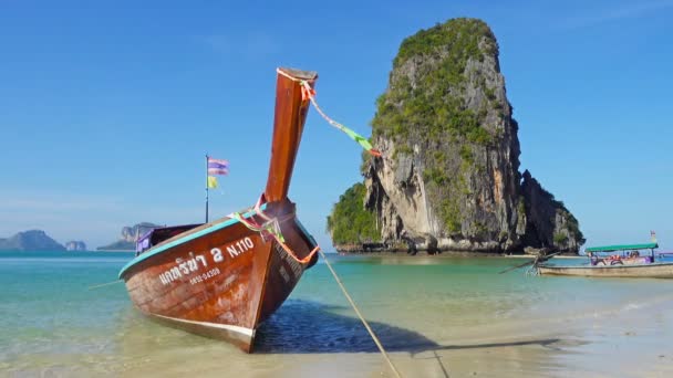 熱帯ビーチ プラナンビーチ クラビ タイのロングテールボート — ストック動画