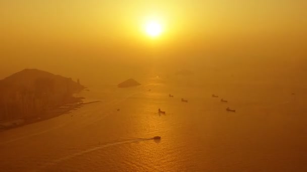 Légi Kilátás Hong Kong Tenger Hajókkal Naplementekor Zoom Timelapse — Stock videók