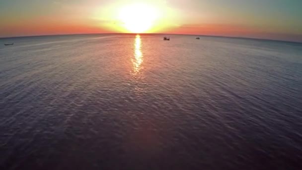 Пролетая Над Рыболовной Лодкой Море Фоне Заходящего Солнца — стоковое видео