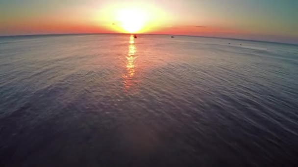 Survoler Les Bateaux Pêche Dans Mer Sur Fond Soleil Couchant — Video