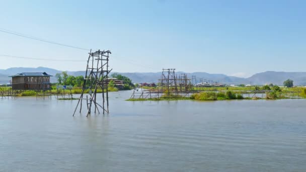 Dlouhé Lodě Plují Mezi Chůdy Domů Obci Slavném Inle Lake — Stock video